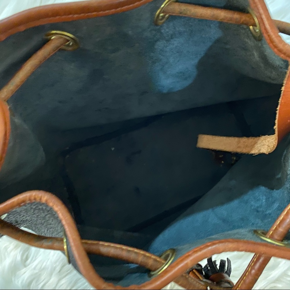 Dooney & Bourke | Vintage Classic Bucket Bag - Picture 6 of 11